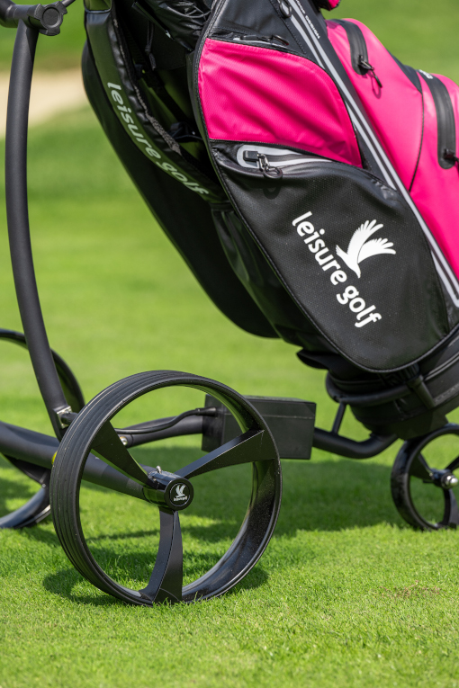 Golf-Trolley in der Nahaufnahme auf einem Golfwiese