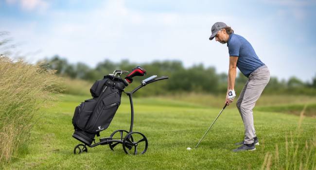 Golfspieler beim Abschlag auf einem Golfplatz