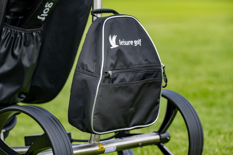 Kühltasche an einem Golftrolley angebracht